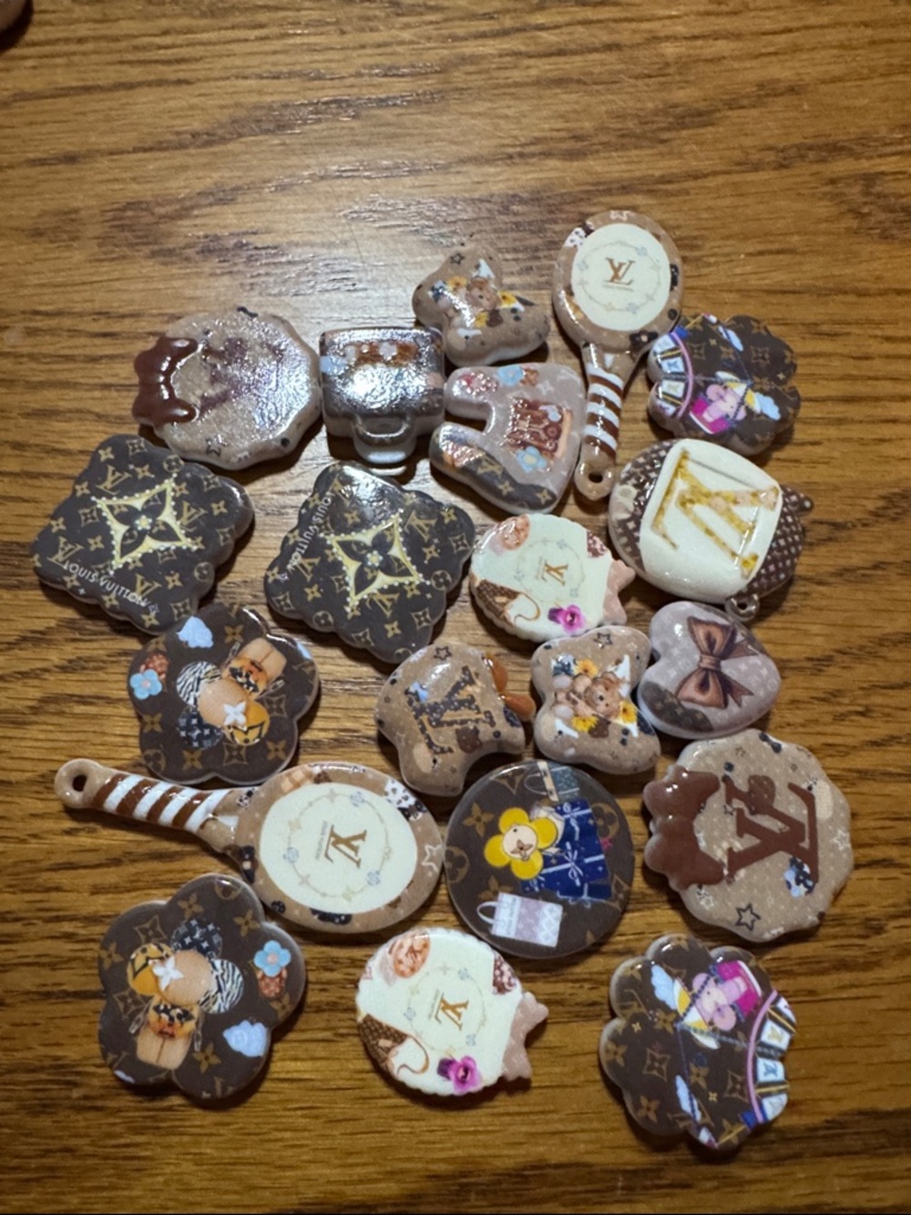 Designer Logo Mixed 20 piece beads Brown & Cream